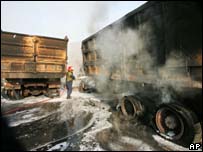 Bombeiros tentam apagar chamas de caminhões bombardeados no porto de Beirut