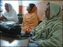 بائیں سے: عورت فائنڈیشن کی رخشندہ ناز، ثمر منا اللہ اور زیتون بانو