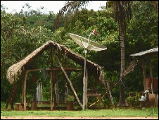 Detalhe da aldeia de Lapetanha, com torre do Sivam que não funciona