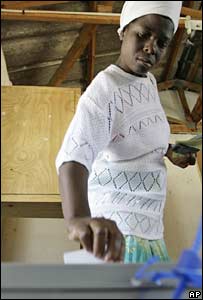 Một phụ nữ bỏ phiếu ở Harare