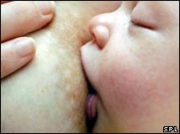 Bebê sendo amamentado