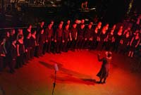 Côrdydd yn perfformio yng nghyngerdd Tsunami Cymru yng Nghaerdydd