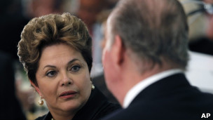 A presidente Dilma Rousseff fala com o rei Juan Carlos (foto: AP)