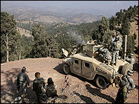 نیروهای آمریکایی هنگام آتشباری به مواضع شورشیان در مرز پاکستان - تصویر ارشیوی