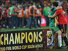 Iker Casillas y Xavi, dos de las figuras de la selección española, se abrazan tras conseguir el trofeo.