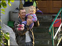 Батько виносить дитину із затопленого будинку на Івано-Франківщині