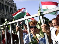 تظاهرکنندگان مخالف دولت در اطراف پارلمان