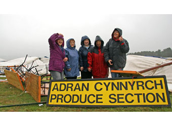 Y babell gynnyrch wedi ei chwythu i lawr