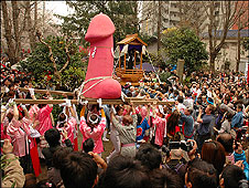 Festival do Falo de Aço, em Kawasaki (Foto: Ewerthon Tobace/BBC Brasil)