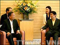 Thủ tướng Nhật Shinzo Abe và Phó Thủ tướng Trương Vĩnh Trọng (ảnh của TTX VN)