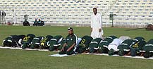 Pakistan Team Praying