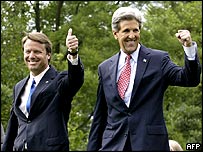 John Kerry (sağda) ve John Edwards