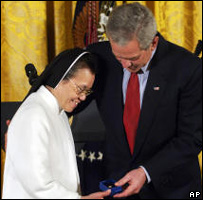 Buổi vinh danh với sự có mặt của tổng thống Bush