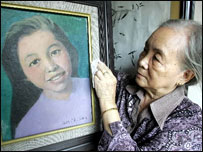 Bà Doãn Ngọc Trâm lau chân dung bác sỹ Đặng Thùy Trâm tại nhà riêng, ảnh Getty Image chụp trong tháng chín