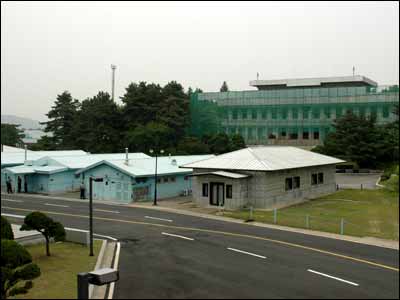 Mỗi nửa tòa nhà xanh của LHQ nằm trên một nước, tòa nhà kiên cố đang bao lưới sửa chữa chính là cửa khẩu của Bắc Hàn