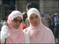 Başörtülü Tunuslu kızlar