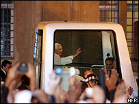 Bento 16 acena para fiéis no Largo de São Bento