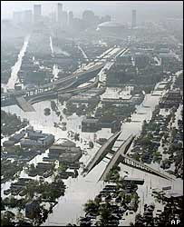 Vista aérea de Nova Orleans, coberta pelas águas