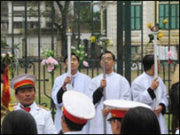 Giáo dân cầu nguyện đòi lại Tòa khâm sứ ở Hà Nội