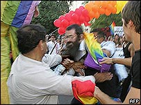 Ortodoxní Žid útočí na průvod