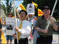 Ông Jerry Kiley, người bên tay phải