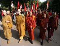 प्रदर्शन करते बौद्ध भिक्षु