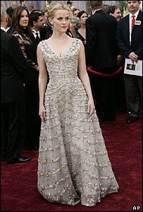 Witherspoon belajar bernyanyi untuk perannya sebagai June, istri Johnny Cash