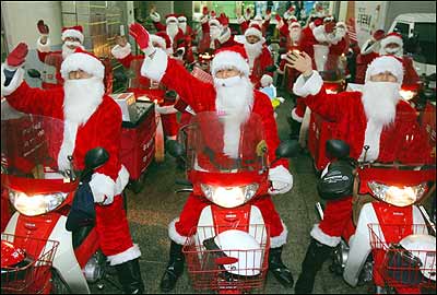 پستچی های کره جنوبی با لباس بابا نوئل