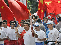 O ex-campeão de boxe Syamsul Anwar Harahap leva a tocha olímpica em parte do percurso em Jacarta