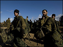 Soldados israelenses carregam mochilas durante retirada de Gaza (Foto: AFP/Getty Images)