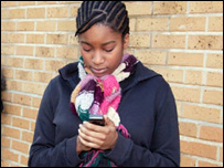 青少年主要用手机短信聊天