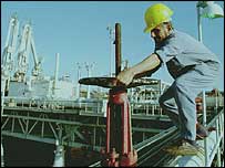 Dělník na ropné plošině u Basry