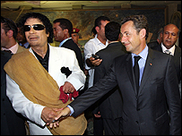  نیکولا سارکوزی (راست ) و معمر قذافی