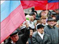 Demonstrace Ukrajinců s ruskými vlajkami