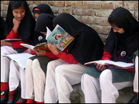 سوات کې د ښوونځي نجونې