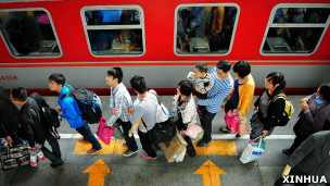 武汉火车站旅客排队登上列车（3/10/2012）