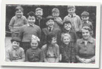 Plant Cyntaf Ysgol Gymraeg Castell-nedd yn Ynysymaerdy. Morian Roberts, ?, Rowland Thomas, Lyn Fulford, Oliver Clement, Alun mathias, ? , Eifion Francis, Mererid Jones, Rhiannon Lewis, Delyth Morgan ac Enid Jones. Yr athrawes yw Jane Evans