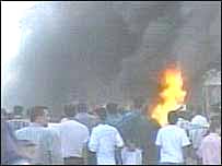 Multidão observa explosão em Bagdá