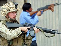 Koaliční a irácký voják