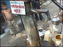 कारखाने के पास एक ट्यूबवेल