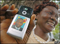 يک تن از هوادارن آقای کابیلا، عکس او را بر روی صفحه موبايل خود قرار داده است