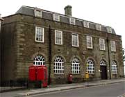 Hen adeilad urddasol y Swyddfa Bost ym Mhen-y-bont ar Ogwr