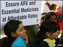 ریلی میں شریک خواتین