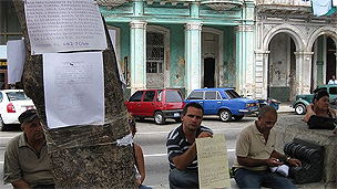 Paseo del Prado, em Havana, virou ponto de anúncios de imóveis para vender (Foto: BBC)