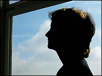 rosto de mulher na sombra