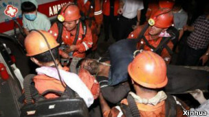 搜救人员救出一名幸存矿工