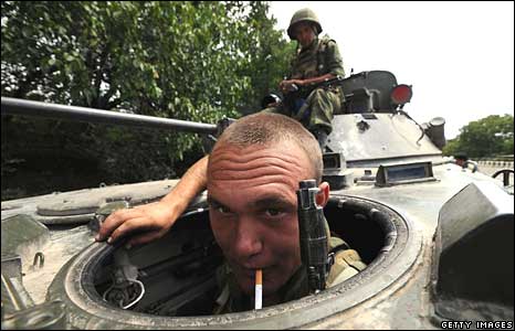 Lính Nga trong xe tăng trên đường vào Tbilisi