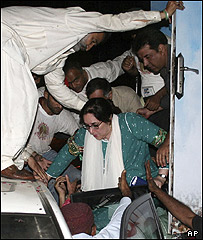 بی نظیر بوتو در حال پیاده شدن از اتومبیلش، بعد از انفجار