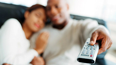 Una pareja frente a la TV