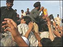 توزيع کمک در بالاکوت